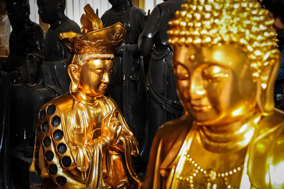 Những sản phẩm tượng Phật được dát vàng tinh xảo. (Ảnh: Hoài Nam/Vietnam+)