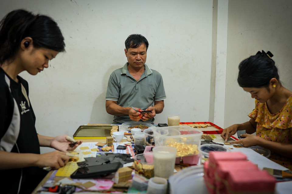 Nghệ nhân Nguyễn Văn Hiệp là người con của mảnh đất Kiêu Kỵ (Gia Lâm, Hà Nội) đã gắn bó với nghề làm quỳ vàng hơn 40 năm. Gia đình anh cũng đã có 5 đời làm nghề 'độc nhất vô nhị' này. (Ảnh: Hoài Nam/Vietnam+)