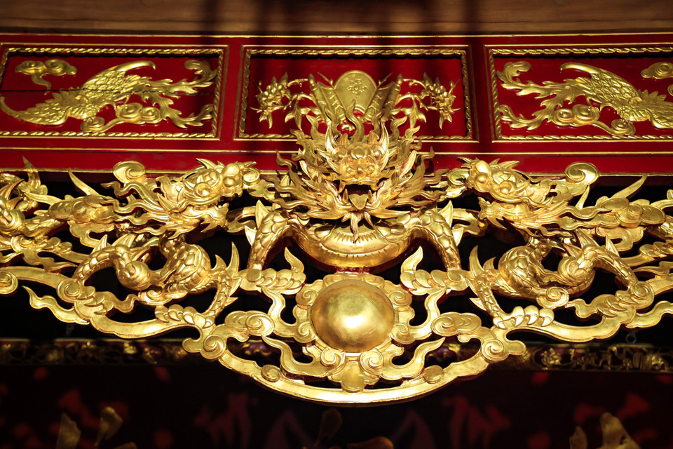 Sản phẩm dát vàng trong nhà thờ tổ nghề như một lời nhắc nhở trân trọng nghề truyền thống của cha ông để lại. (Ảnh: Hoài Nam/Vietnam+)