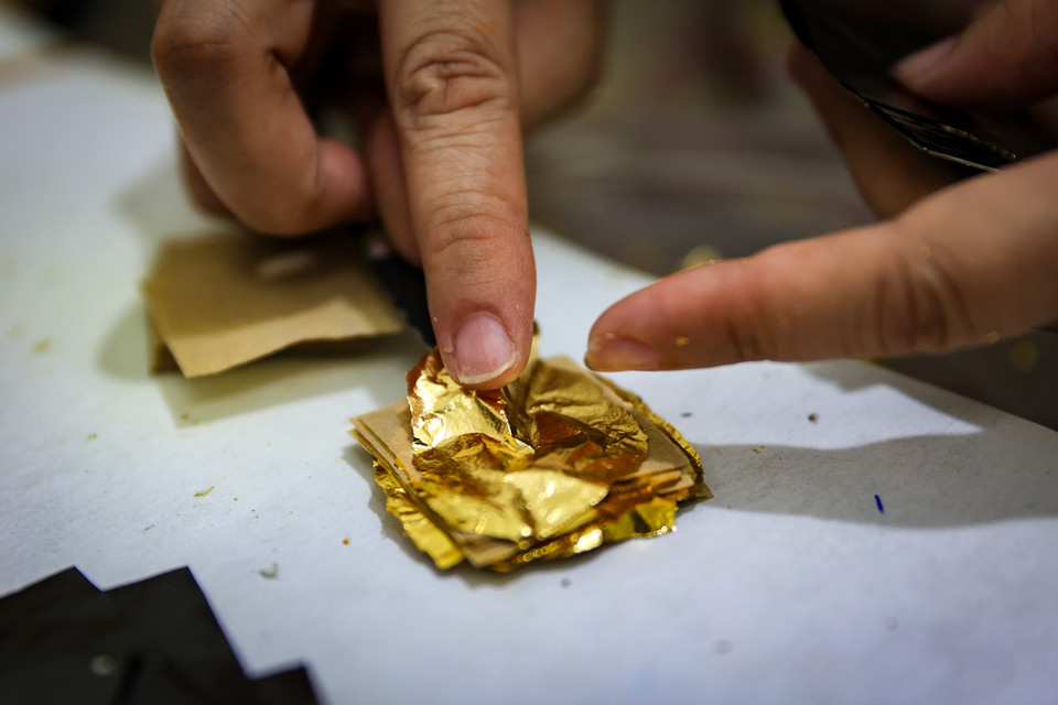 Các công đoạn xếp vàng chuẩn bị cho khâu đập điệp và làm quỳ cũ đòi hỏi sự kiên trì và tỉ mỉ cao. (Ảnh: Hoài Nam/Vietnam+)