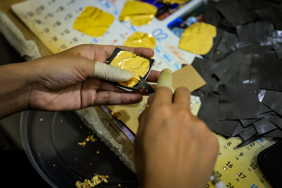 Kiêu Kỵ được mệnh danh là làng nghề ' độc nhất vô nhị' bởi lẽ 1 chỉ vàng đập mỏng thành 980 lá có diện tích lớn hơn 1m2 thì chưa có ngành công nghiệp nào làm được. (Ảnh: Hoài Nam/Vietnam+)