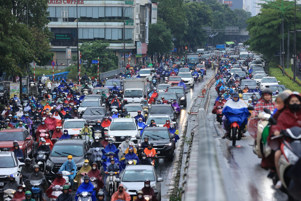 Ngã Tư Sở đông đúc phương tiện cả trên cầu vượt và phần đường dưới. (Ảnh: Hoài Nam/Vietnam+)
