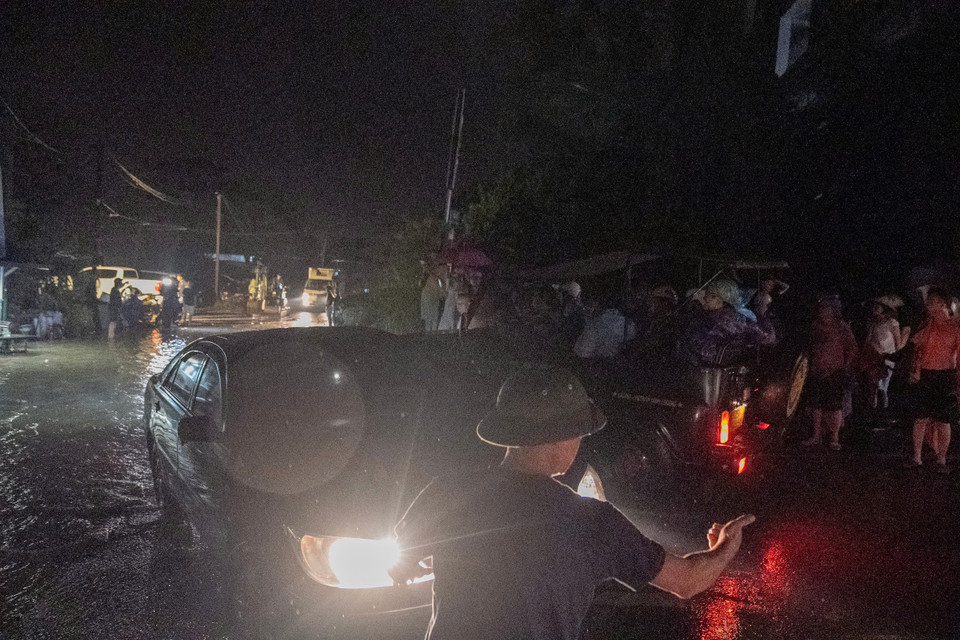 Người dân đã di chuyển phương tiện ở bãi xe 46 Chương Dương Độ đi nơi khác ngay trong đêm. (Ảnh: Hoài Nam/Vietnam+)