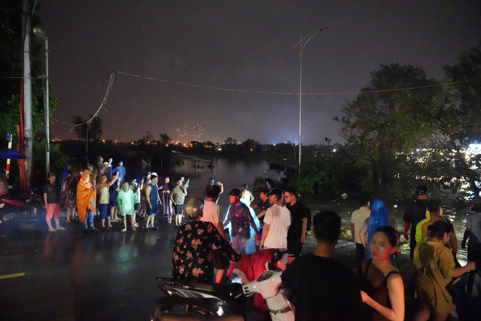 Theo ghi nhận của phóng viên Báo Điện tử VietnamPlus đêm ngày 9/9 tại khu vực phố Chương Dương Độ (Chương Dương, Hoàn Kiếm, Hà Nội), mực sông Hồng đã dâng cao đến bãi xe số 46 Chương Dương Độ. (Ảnh: Hoài Nam/Vietnam+)