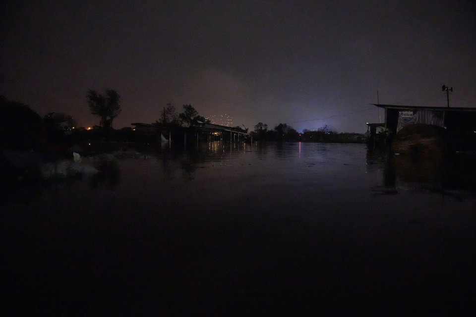 Do ảnh hưởng của cơn bão số 3 gây mưa lớn nhiều ngày, các hồ thủy điện phải mở một số cửa xả đáy khiến sông Hồng qua khu vực Hà Nội dâng lên sát mức báo động. (Ảnh: Hoài Nam/Vietnam+)