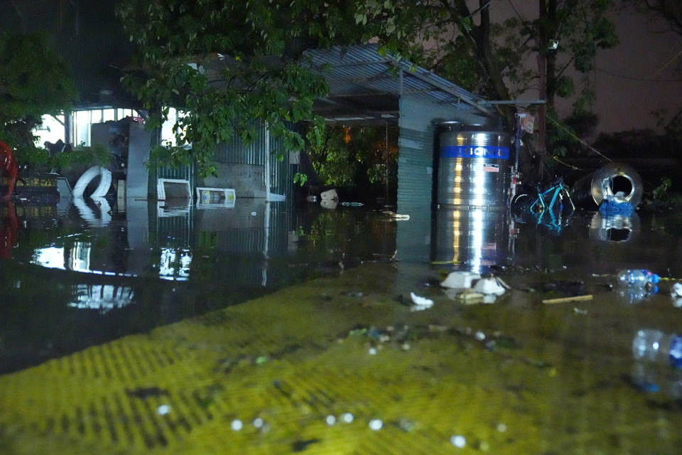 Có hộ dân ở khu trũng hơn đã ghi nhận tình trạng nước sông tràn vào khu vực sân. (Ảnh: Hoài Nam/Vietnam+)