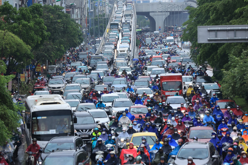 Đường từ Vành đai 2.5 xuống đường Trường Chinh chật kín phương tiện. (Ảnh: Hoài Nam/Vietnam+)