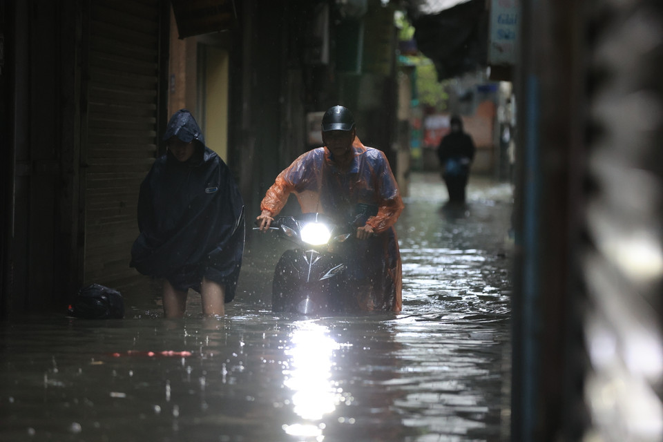 Ngõ 111 Triều Khúc nước ngập sâu từ 40-60cm. (Ảnh: Hoài Nam/Vietnam+)