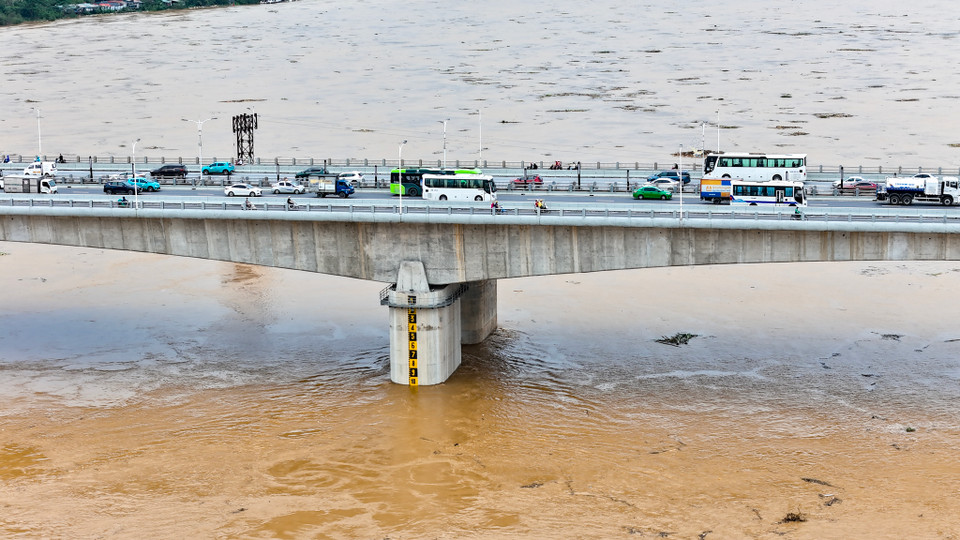Trưa 10/9, Ban Chỉ huy Phòng chống thiên tai và Tìm kiếm cứu nạn thành phố Hà Nội đã lệnh báo động cấp độ 1 trên sông Hồng tại địa phận các quận Bắc Từ Liêm, Tây Hồ, Ba Đình, Hoàn Kiếm, Hai Bà Trưng, Hoàng Mai, Long Biên và các huyện Thanh Trì, Đông Anh, Gia Lâm. (Ảnh: Hoài Nam/Vietnam+)