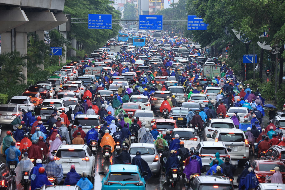 Bên cạnh đó, một số tuyến đường chính trong tình cảnh các phương tiện chật như nêm từ thời điểm 7 giờ sáng. (Ảnh: Hoài Nam/Vietnam+)