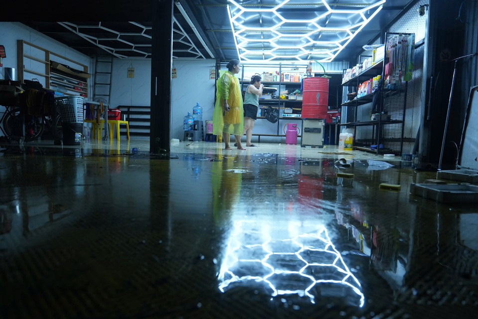 Một cửa hàng sửa xe máy tại khu vực bãi xe 46 Chương Dương Độ cũng bị nước tràn vào nhà. (Ảnh: Hoài Nam/Vietnam+)