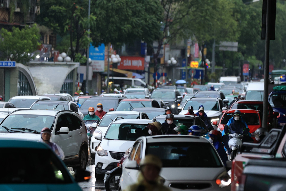 Đường Nguyễn Xiển đoạn ngã tư Khuất Duy Tiến các phương tiện nhích từng centimet trong mưa. (Ảnh: Hoài Nam/Vietnam+)