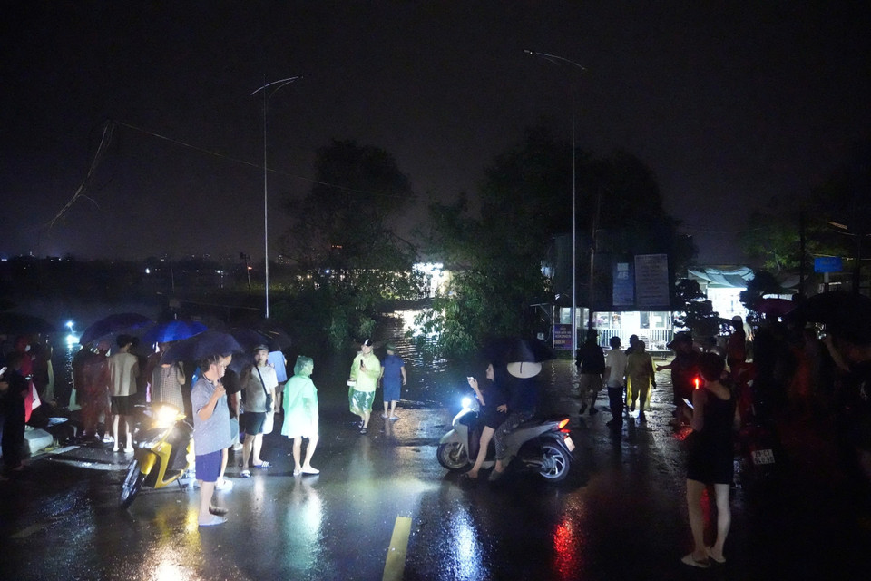 Do ảnh hưởng của cơn bão số 3 gây mưa lớn nhiều ngày, các hồ thủy điện phải mở một số cửa xả đáy khiến sông Hồng qua khu vực Hà Nội dâng lên sát mức báo động. (Ảnh: Hoài Nam/Vietnam+)