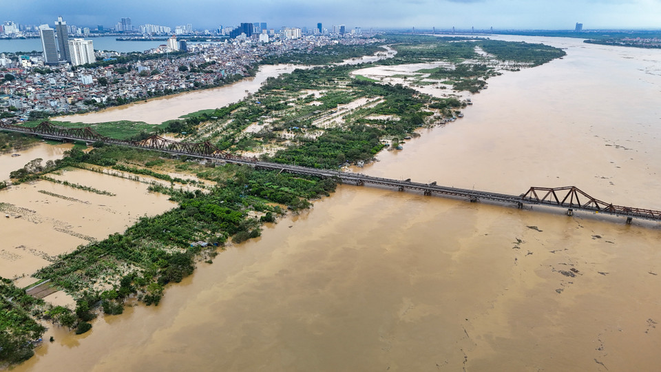 Lệnh báo động lũ này được đưa ra căn cứ vào mực nước sông Hồng tại Long Biên hồi 11 giờ 10 phút ngày 10/9 là 9,5m (mực nước báo động I là 9,5m). (Ảnh: Hoài Nam/Vietnam+)