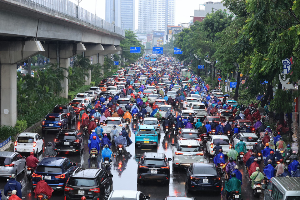 Đường Nguyễn Trãi hướng về Ngã Tư Sở các phương tiện 'đỏ đèn' vào lúc 7 giờ 30 phút. (Ảnh: Hoài Nam/Vietnam+)