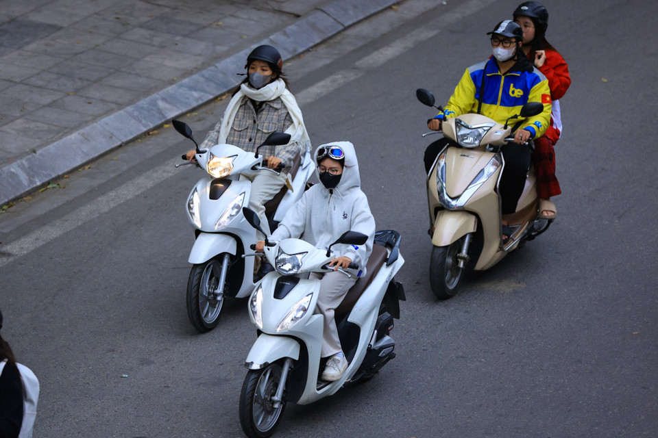 Tại Thủ đô trong sáng 26/11, nhiều người dân ra đã ra đường với trang phục dày dặn khi trời chuyển lạnh. (Ảnh: Hoài Nam/Vietnam+)