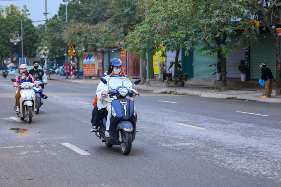 Nhiệt độ giảm kèm với gió lạnh trong buổi sớm ngày 26/11. (Ảnh: Hoài Nam/Vietnam+)