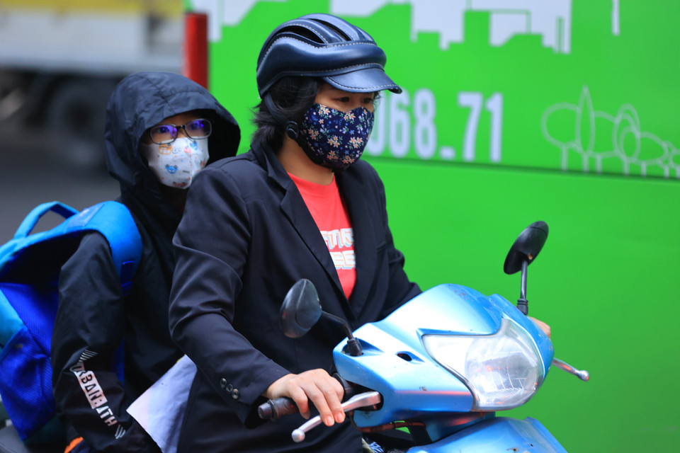 Dự báo trong 3 ngày tới, nhiệt độ vẫn duy trì ở mức thấp, người dân ra đường trong thời tiết này cần chú ý đến trang phục để đảm bảo sức khỏe. (Ảnh: Hoài Nam/Vietnam+)