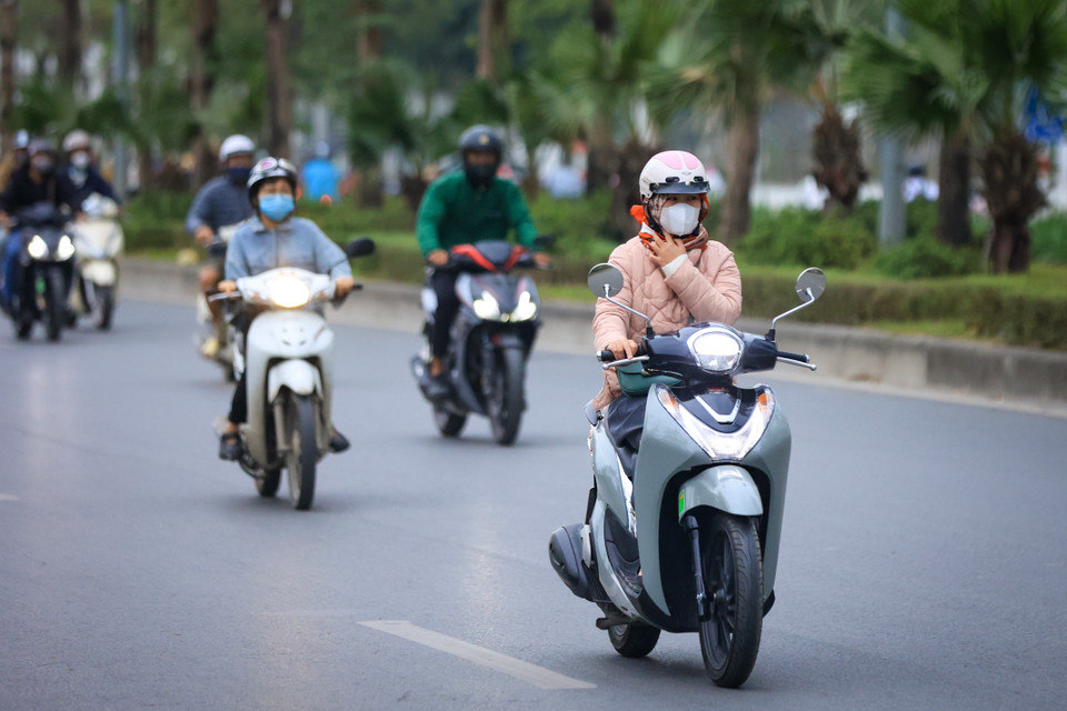Hôm nay, Hà Nội có gió Đông Bắc cấp 3-4 kèm thời tiết lạnh. Nhiệt độ thấp nhất 16-18 độ C vào buổi đêm và sáng sớm. Nhiệt độ cao nhất ban ngày 20-22 độ C. (Ảnh: Hoài Nam/Vietnam+)