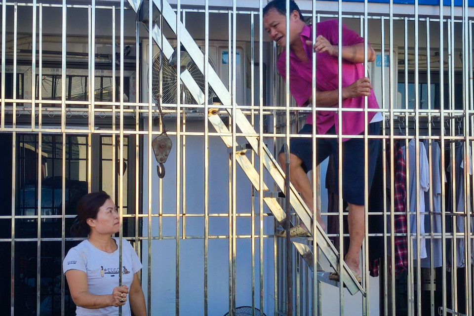 Chủ hộ kinh doanh nhà trọ thử di chuyển bằng thang thoát hiểm của tòa nhà. (Ảnh: Hoài Nam/Vietnam+)