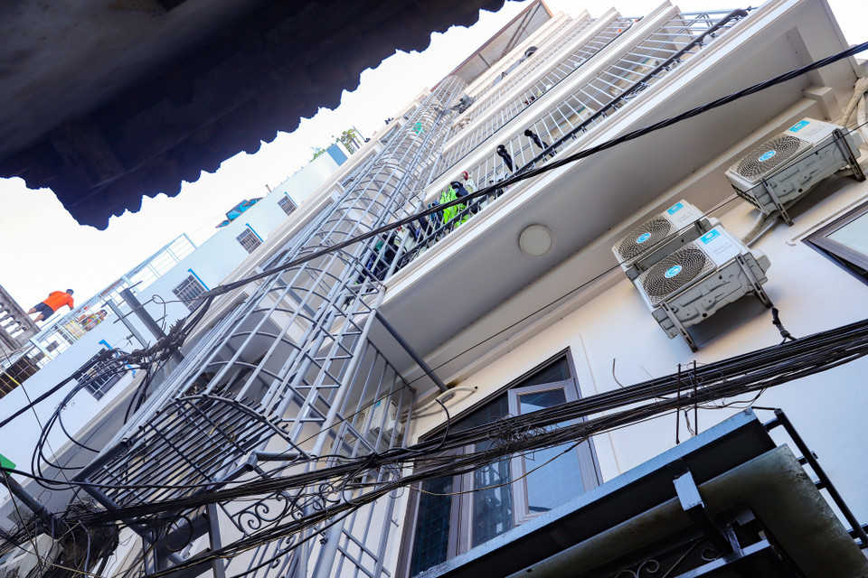 Sau những thiệt hại nghiêm trọng của vụ hỏa hoạn chung cư mini Khương Hạ, nhiều hộ kinh doanh phòng trọ tại Hà Nội đang rục rịch lắp thang thoát hiểm đề phòng trường hợp xấu xảy ra. (Ảnh: Hoài Nam/Vietnam+)