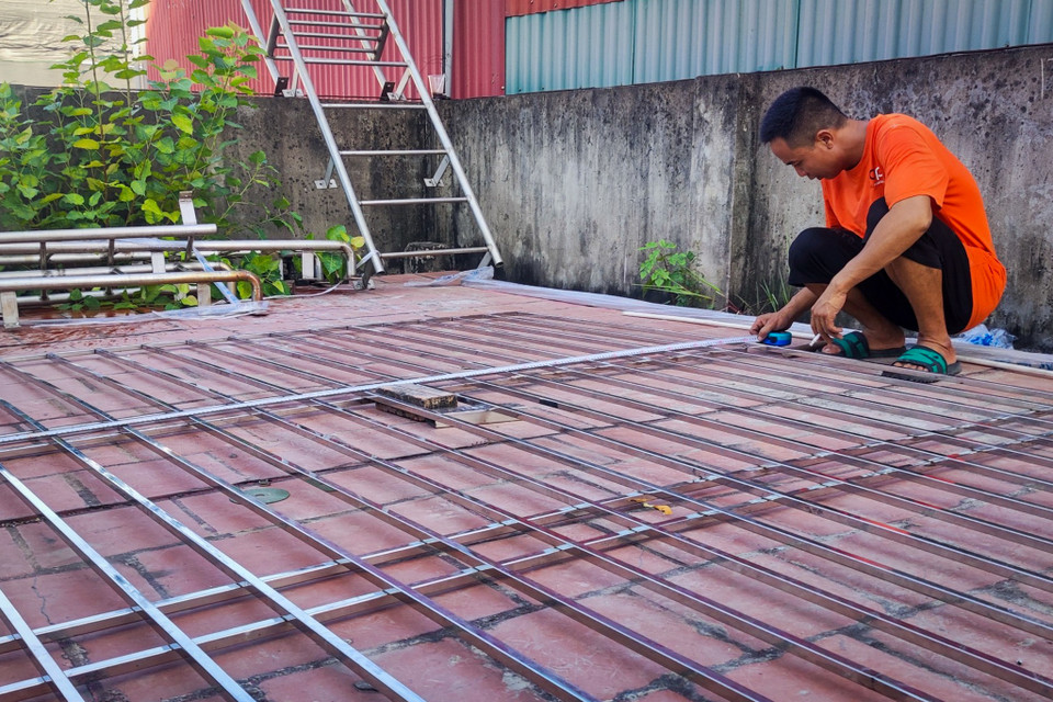 Nhiều ngày nay, nhóm thợ nhận được khá nhiều yêu cầu lắp đặt cầu thang thoát hiểm, chủ yếu là các hộ cho thuê nhà trọ. (Ảnh: Hoài Nam/Vietnam+)