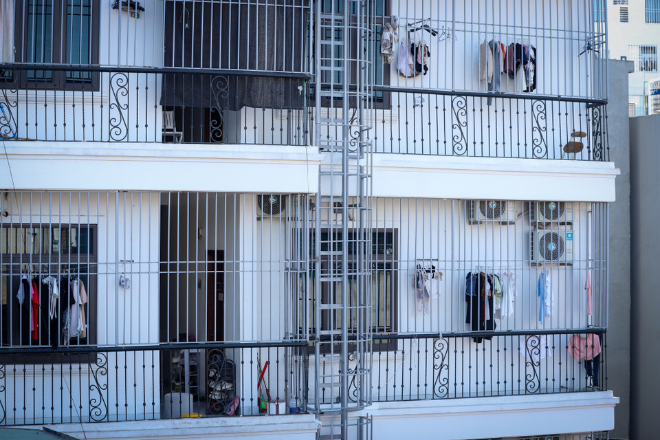 Tại một nhà trọ khu vực quận Thanh Xuân, chủ nhà trọ đã đầu tư khoảng 40 triệu đồng để thuê thợ đến tận nhà lắp đặt thang thoát hiểm cố định. (Ảnh: Hoài Nam/Vietnam+)