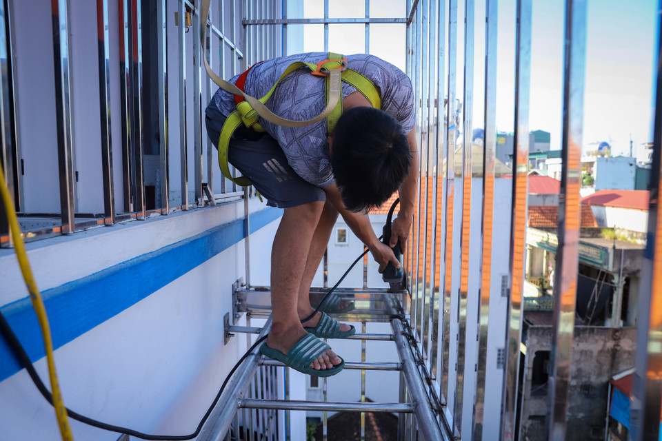 Mỗi một phòng ở đây đều được bố trí một lối ra thoát hiểm phía ban công, từ tầng 6 xuống tầng 2 sẽ được lắp đặt thang inox để thoát sang mái nhà bên cạnh. (Ảnh: Hoài Nam/Vietnam+)