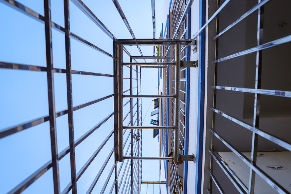 Bên ngoài thang được lắp đặt lồng sắt để đảm bảo an toàn cho người sử dụng thang thoát hiểm. (Ảnh: Hoài Nam/Vietnam+)