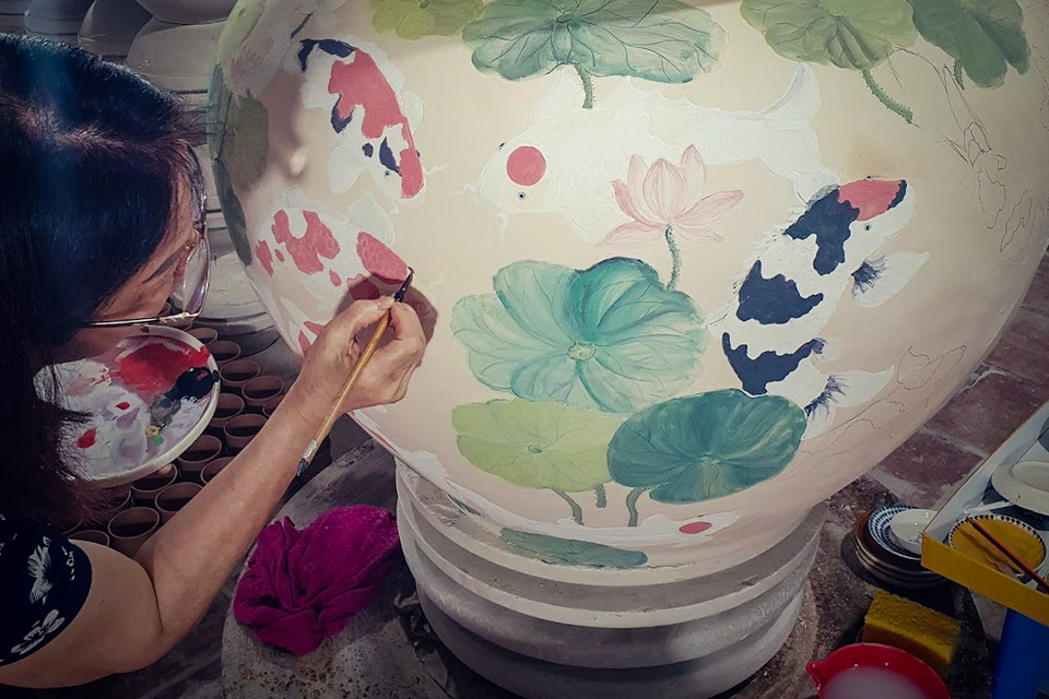 Nghệ nhân Phạm Thị Châu cùng ông Lợi được phong nghệ nhân năm 2003, là người ‘tô điểm’ thêm phần hồn cho những sản phẩm gốm. (Ảnh: Hoài Nam/Vietnam+)