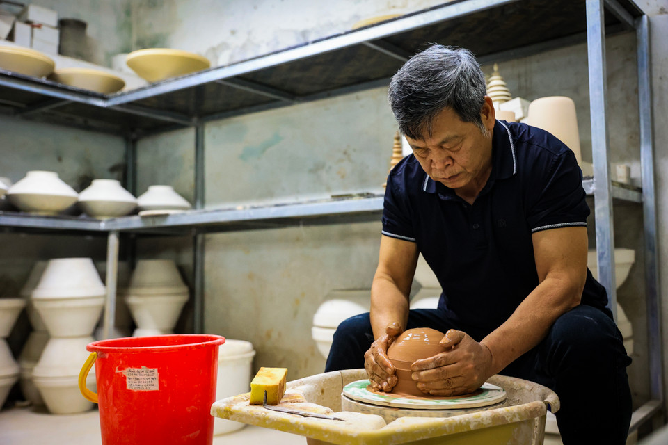 Ông Lợi luôn cảm thấy may mắn khi lớn lên trong một làng nghề truyền thống và gia đình theo nghề này. Từ nhỏ ông đã được tiếp xúc với mùi đất và bàn xoay. (Ảnh: Hoài Nam/Vietnam+)