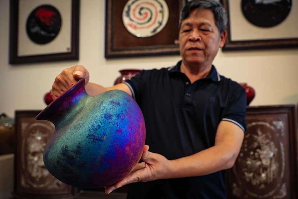 Gia đình ông Lợi và bà Châu cũng như những người dân Bát Tràng khác vẫn bền bỉ gìn giữ hồn cốt làng nghề: “Bạch bát chân truyền nê tác bảo - Hồng lô đào chú thổ thành kim,” tức "Truyền nghề làm bát bùn hóa quý - Lò lửa hun đúc đất thành vàng." (Ảnh: Hoài Nam/Vietnam+)