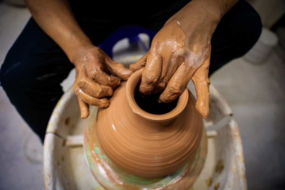 Theo lời ông Lợi kể, thế hệ đầu tiên trong gia phả nhà ông làm nghề từ năm 1736. Kinh nghiệm làm gốm từ thời đầu rất sơ khai, tuy nhiên những sản phẩm vẫn đòi hỏi sự khéo léo, tỉ mỉ của người làm nghề. (Ảnh: Hoài Nam/Vietnam+)