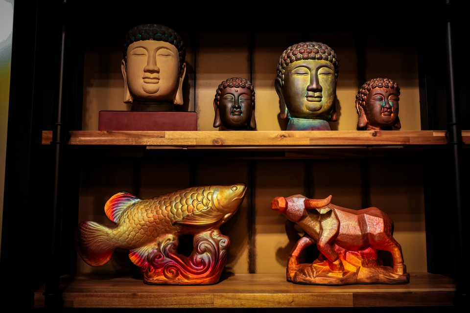 Dòng gốm này phải trải qua 2 lửa, sau đó dùng vỏ bào hoặc chấu phủ lên và úp lại để yếm khí khiến dòng men tự ‘phát màu.’ (Ảnh: Hoài Nam/Vietnam+)