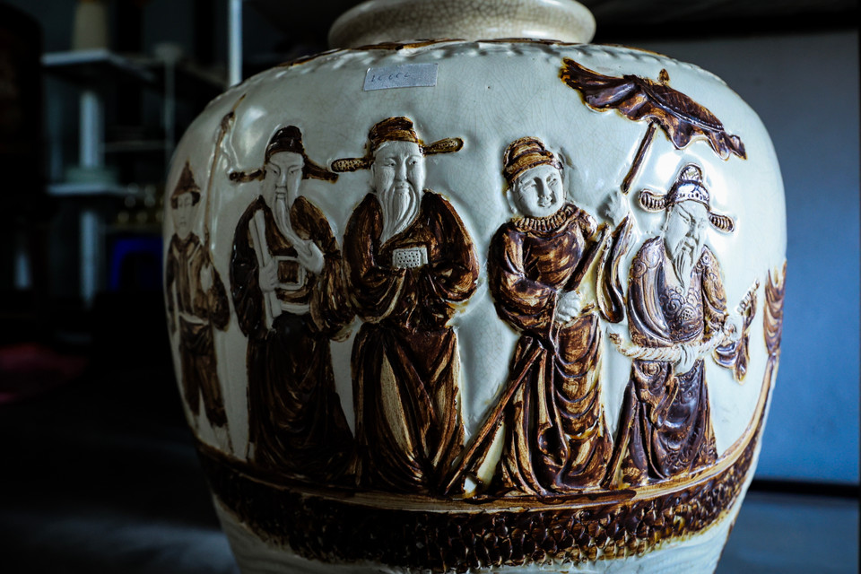 Cặp vợ chồng nghệ nhân đã phục dựng thành công men gốm màu lục, nâu mật của thời nhà Lý hay dòng men xanh tràm theo phong cách thời Lê và thời Trần. (Ảnh: Hoài Nam/Vietnam+)