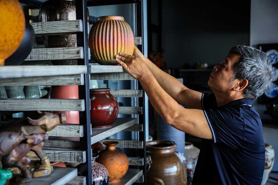 Gia đình luôn kiên định giữ nét tinh hoa truyền thống nhưng phát triển dựa trên gốc để có sản phẩm phù hợp với thị hiếu của thị trường nước ngoài. (Ảnh: Hoài Nam/Vietnam+)