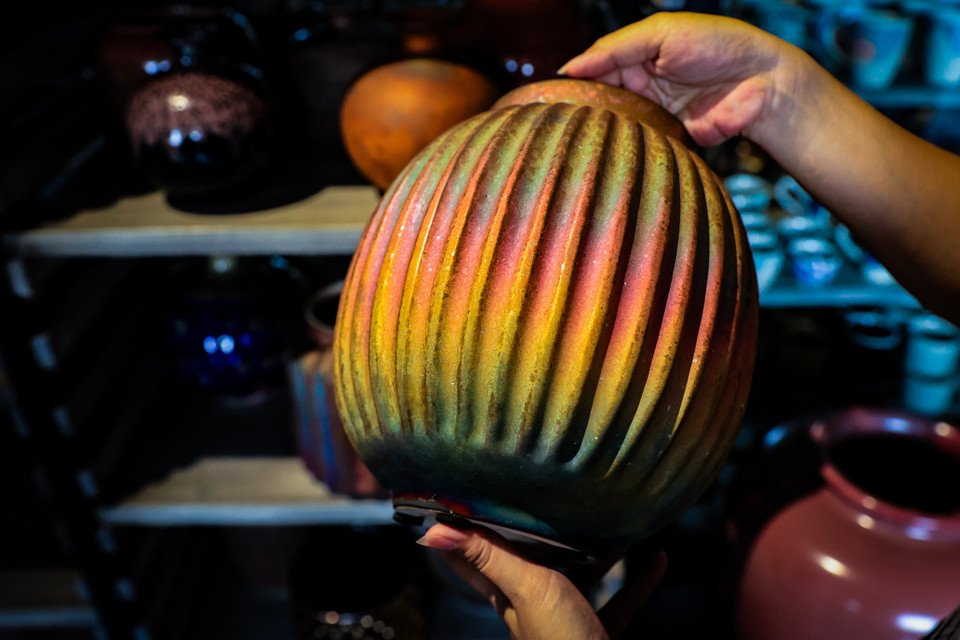 Sau gần 4 năm nghiên cứu, dòng men gốm này đặc trưng về tạo màu sắc ‘thiên biến vạn hóa’ phụ thuộc vào nhiệt độ lò, độ dày sản phẩm. (Ảnh: Hoài Nam/Vietnam+)