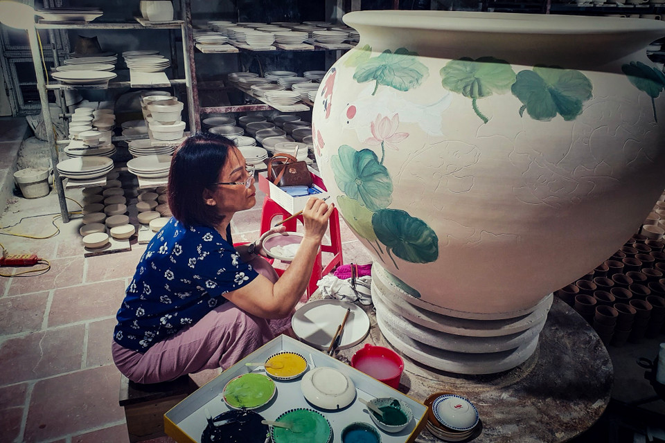 Ông Lợi luôn cảm thấy may mắn khi vợ mình là bà Phạm Thị Châu, đồng hành và bổ trợ trong chặng đường gìn giữ nghề cha ông, cùng nhau phát triển tạo ra những sản phẩm vươn mình ra thị trường quốc tế. (Ảnh: Hoài Nam/Vietnam+)