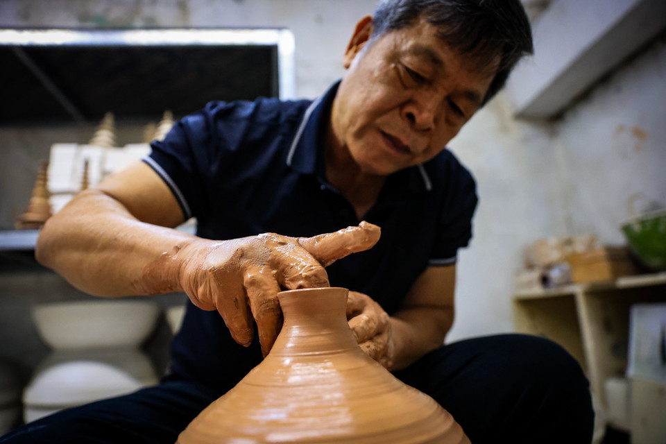 Sau năm 1986, làng nghề được phát triển tự do và nhiều gia đình đã có xưởng riêng, từ đó, mỗi gia đình đều tìm hướng đi riêng cho sản phẩm gốm của mình nhưng vẫn gìn giữ cốt lõi là những tinh hoa mà cha ông để lại. (Ảnh: Hoài Nam/Vietnam+)