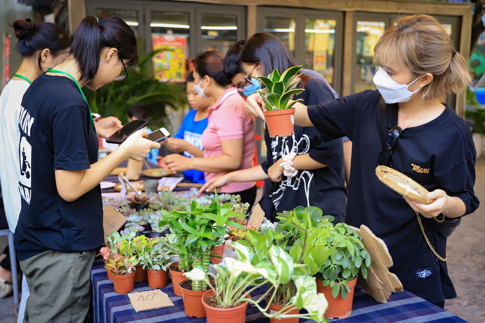 Hoạt động ‘Đổi rác lấy cây’ góp phần lan tỏa thông điệp phân loại rác tại nguồn, nâng cao nhận thức của cộng đồng về bảo vệ môi trường. (Ảnh: Hoài Nam/Vietnam+)