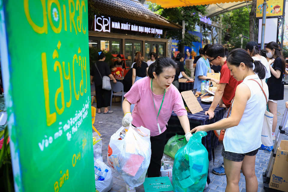 Từ những vỏ lon bia, sách vở không dùng nữa cho đến những hộp sữa, ống hút…, người dân Thủ đô có thể phân loại để đổi lấy cây xanh. (Ảnh: Hoài Nam/Vietnam+)
