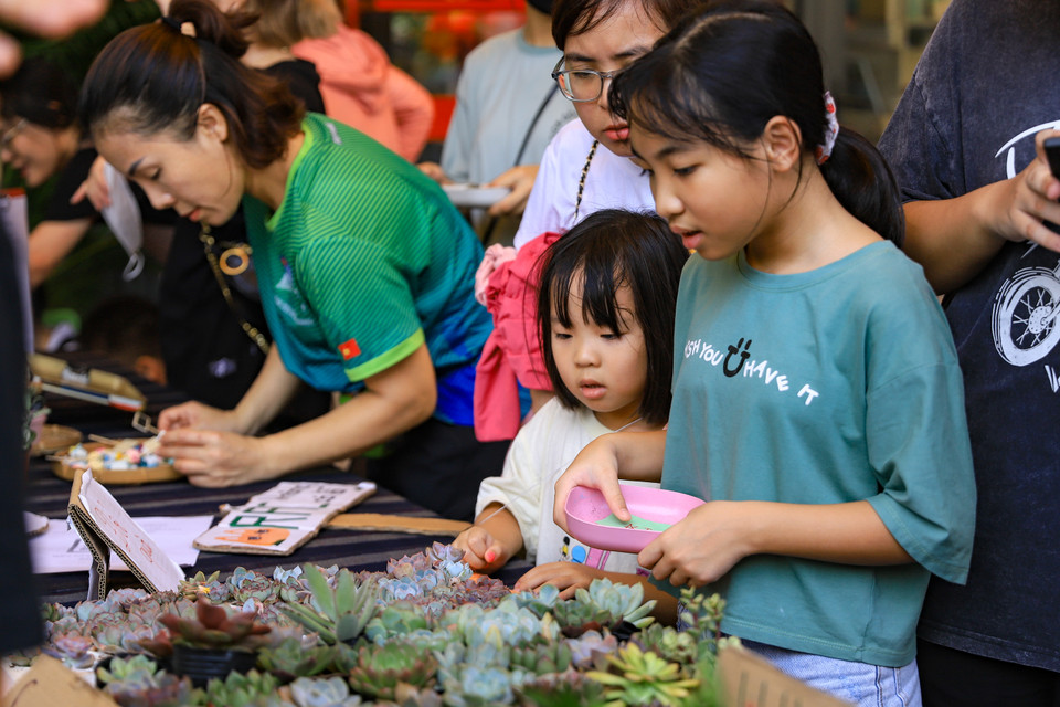 Hoạt động này đón nhận được nhiều sự ủng hộ và tham gia của nhiều người dân thuộc mọi lứa tuổi. Nhờ vậy, trong tháng 7/2023, tổ chức đã thu gom và tái chế hơn 3 tấn rác. Từ năm 2018 đến nay, tổ chức đã tiến hành thu gom được khoảng 600 tấn rác. (Ảnh: Hoài Nam/Vietnam+)