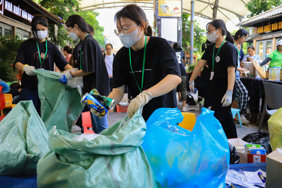 Những vỏ lon bia, giấy, bìa... sẽ được phân loại khi thu gom trước khi chuyển về nhà máy tái chế. (Ảnh: Hoài Nam/Vietnam+)
