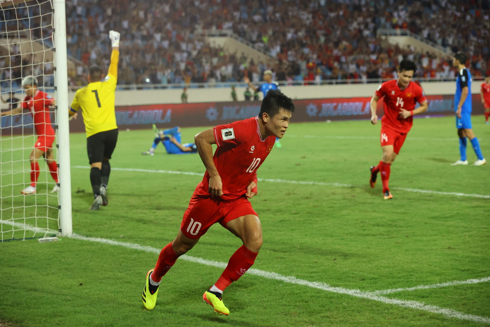 Đến phút bù giờ thứ 4 của hiệp hai, tiền đạo vào sân thay người là Phạm Tuấn Hải ghi bàn thắng ấn định tỷ số 3-2, giúp huấn luyện viên Kim Sang-sik ra mắt tuyển Việt Nam bằng một chiến thắng đầy cảm xúc. (Ảnh: Hoài Nam/Vietnam+)
