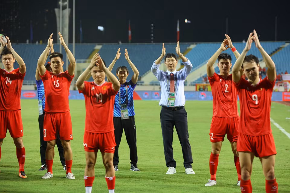 Nhà cầm quân người Hàn Quốc chia vui cùng các học trò. (Ảnh: Hoài Nam/Vietnam+)