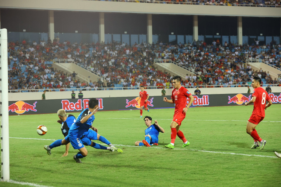 Sau khi để đội khách dẫn trước, tiền đạo Tiến Linh (số 22) đã ghi bàn gỡ hòa cho Đội tuyển Việt Nam ở phút thứ 65. (Ảnh: Hoài Nam/Vietnam+)