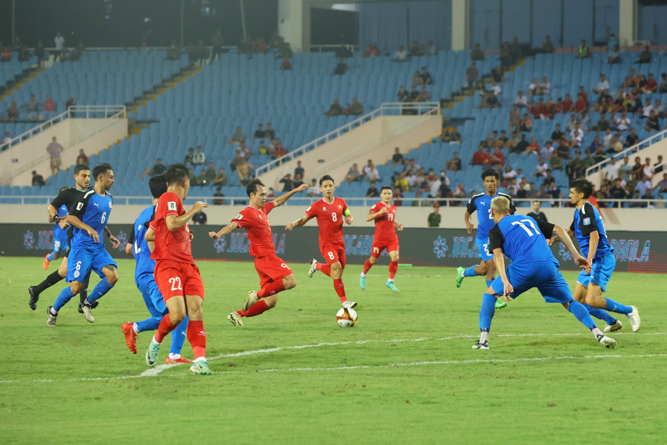 Tiền đạo Văn Toàn có cơ hội nhưng không kịp ra chân dứt điểm. (Ảnh: Hoài Nam/Vietnam+)