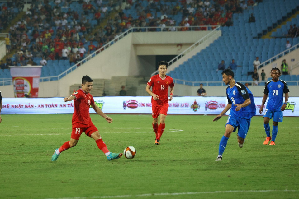 Với quyết tâm giành chiến thắng trong trận đấu đầu tiên của huấn luyện viên Kim Sang-sik, các cầu thủ áo đỏ nhanh chóng tràn lên phần sân của đối phương. (Ảnh: Hoài Nam/Vietnam+)
