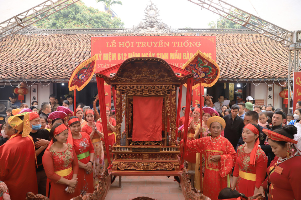 Hằng năm, vào đầu tháng 2 Âm lịch, nhân dân thôn Đào Đặng (xã Trung Nghĩa, thành phố Hưng Yên, tỉnh Hưng Yên) lại tưng bừng tổ chức Hội làng Đào Đặng - Lễ hội Đào Nương. (Ảnh: Hoài Nam/Vietnam+)
