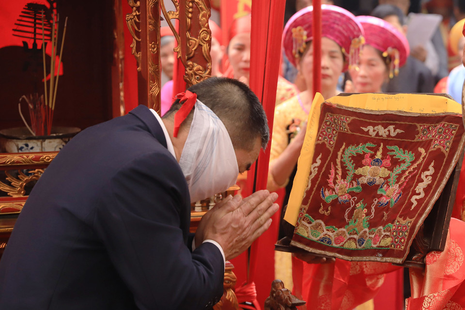 Vào đầu thế kỷ XV, nhà Minh mượn cớ ‘phù Trần diệt Hồ’ đem quân sang xâm lược nước ta. Khi kéo đến làng Đào Đặng, chúng bắt nàng Đào Nương phải múa hát, hầu hạ. Nàng Đào Nương đã bí mật tìm các bô lão và trai tráng đang ẩn nấp trong làng, ước hẹn cứ đêm khuya, đợi quân giặc ngủ say thì khiêng chúng ném xuống sông. (Ảnh: Hoài Nam/Vietnam+)